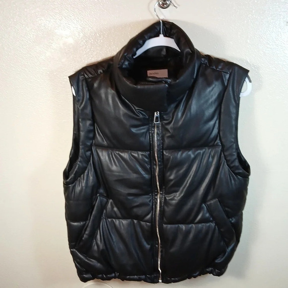 Bershka faux leather vest in black size medium - Picture 3 of 12